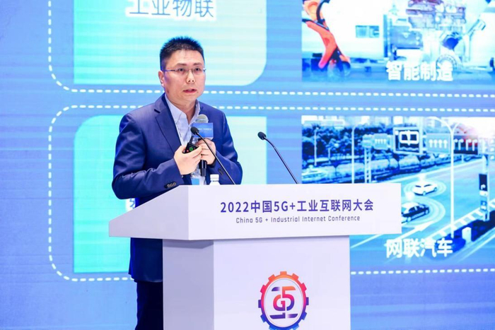 　　中地数码董事长吴亮教授发表演讲