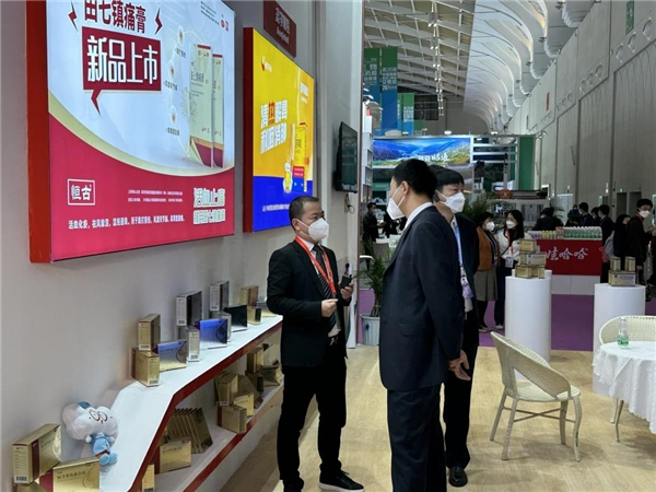 　　图:赛灵药业董事长曹智刚向玉溪市市委副书记、市长江华介绍恒古产品