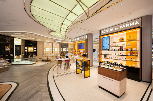 　　客人可以找到高级护肤品中的大腕和 10 个最受欢迎的高级香水品牌