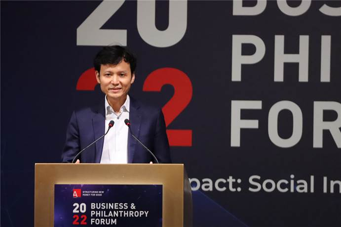 　　图为11月21日，主办2022商业与慈善国际论坛的Alliance for Good创始人郑伟在活动中致辞