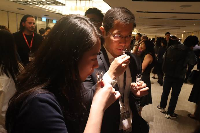 　　图为11月21日，与会者在2022商业与慈善国际论坛的酒会上品鉴听花酒