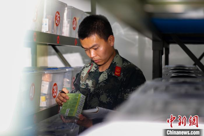 图为张坤博在仔细核对医疗物资。蔡云祥 摄