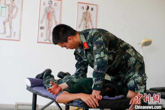 图为张坤博为战友进行按摩理疗。蔡云祥 摄