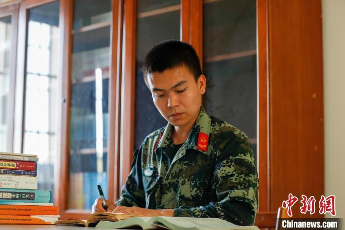 图为张坤博在认真看书学习。蔡云祥 摄