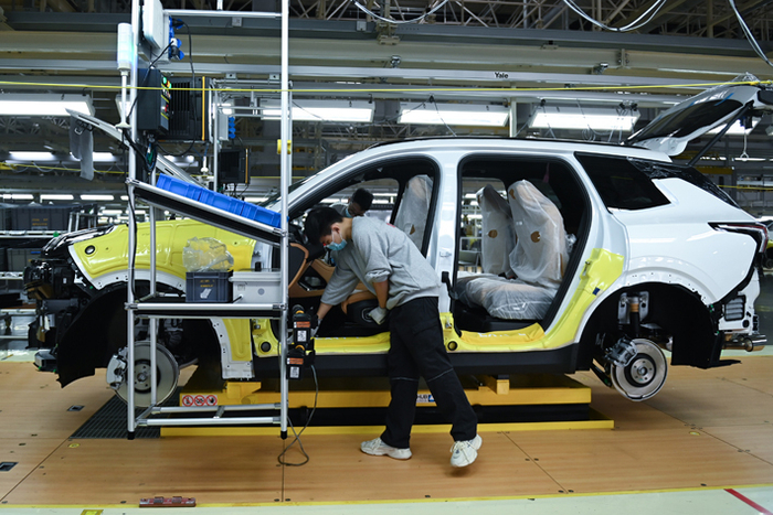近年中国汽车尤其是新能源汽车发展势头迅猛。图为11月19日，工人在领克汽车宁波梅山工厂的总装车间作业&nbsp;新华社图