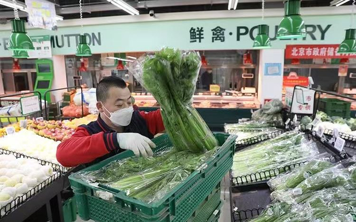 京客隆劲松店，工作人员正在给蔬菜区上货。新京报记者&nbsp;王飞 摄