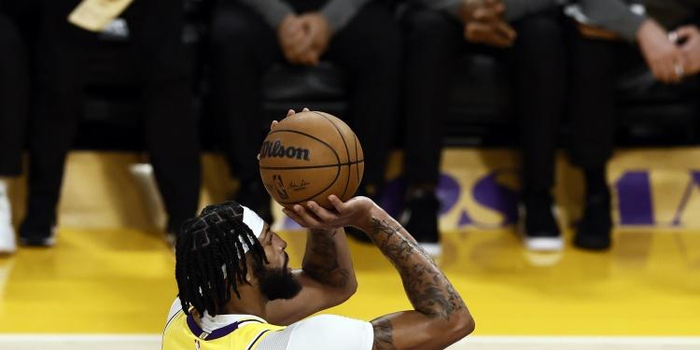 NBA战报浓眉狂砍35分12篮板统治攻防两端率队逆转取胜