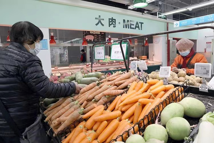 市民在超市内挑选蔬菜。新京报记者&nbsp;王飞 摄