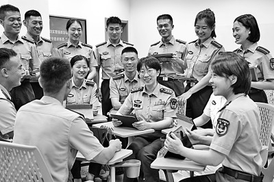 “星火”理论宣讲服务政治教员王晶（中）为学员解疑释惑。张永进摄/光明图片