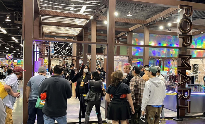 在展会现场，泡泡玛特多款潮玩产品吸引众多粉丝纷纷排队购买。资料图片