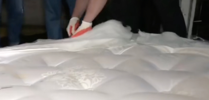 床垫销毁现场直播 图源：直播截图