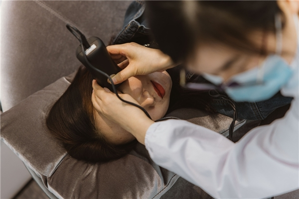 　　受试者进行皮肤检测