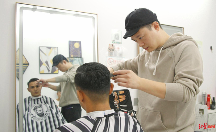 ↑木拉丁在做发型