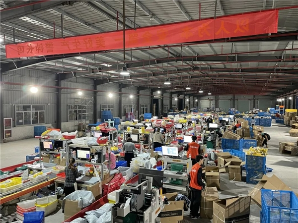 　　图 | 双十一期间，利达妮的仓库内十分忙碌