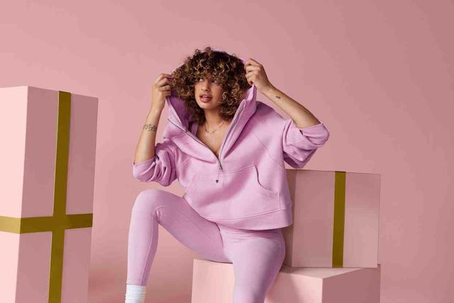 　　Scuba 连帽衫，Align 女士运动高腰中长紧身裤