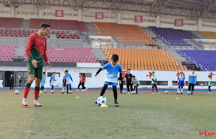 ↑木拉丁免费教孩子们踢球