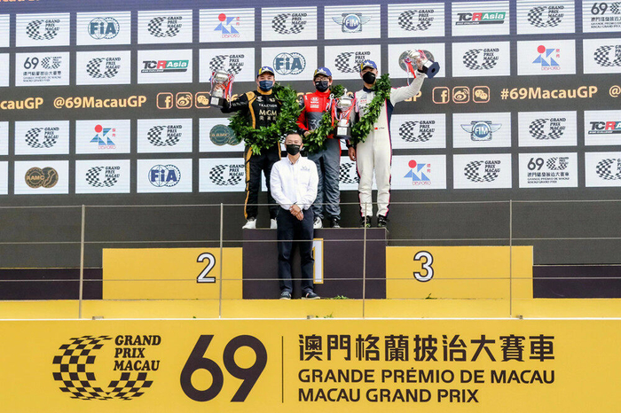 　　米其林中国区总裁兼首席执行官叶菲先生为大湾区GT杯获胜车手颁奖