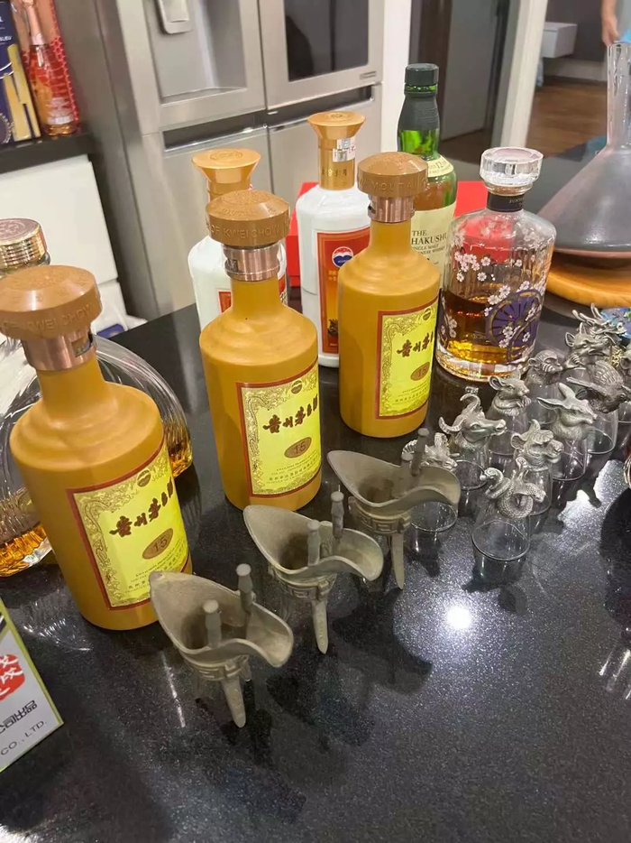 一场酒局上，茅台成列。黄瓶茅台不是稀罕物品。采访对象供图