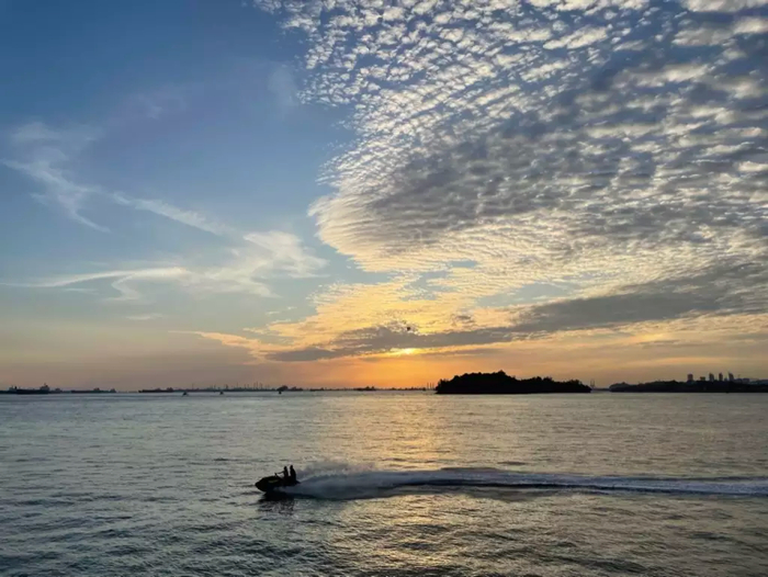 游艇party常见项目：海上看落日。采访对象供图
