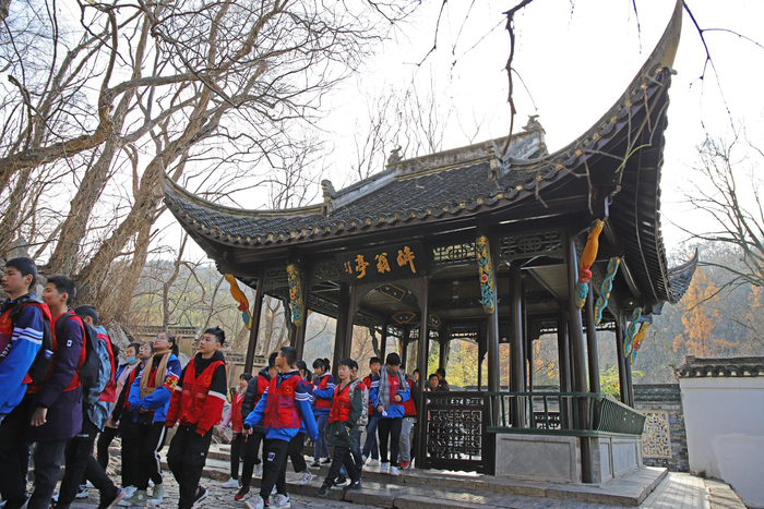 初冬时节，滁州市中学生到琅琊山参观醉翁亭。 通讯员 禹强云 摄