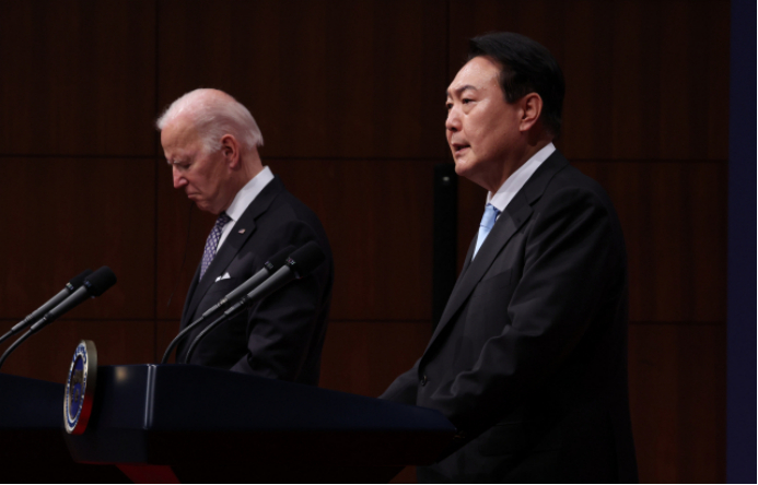 5月21日，韩美首脑会晤结束后，拜登（左）和尹锡悦在韩国首尔召开记者会。 图自韩媒