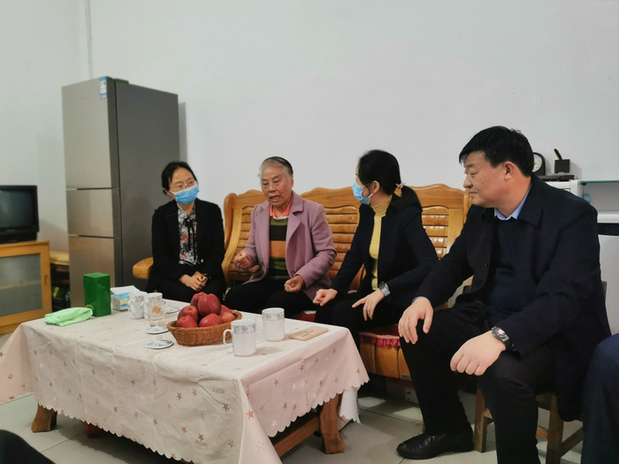 省民政厅工作人员来到南阳市唐河县困难职工家中实地走访