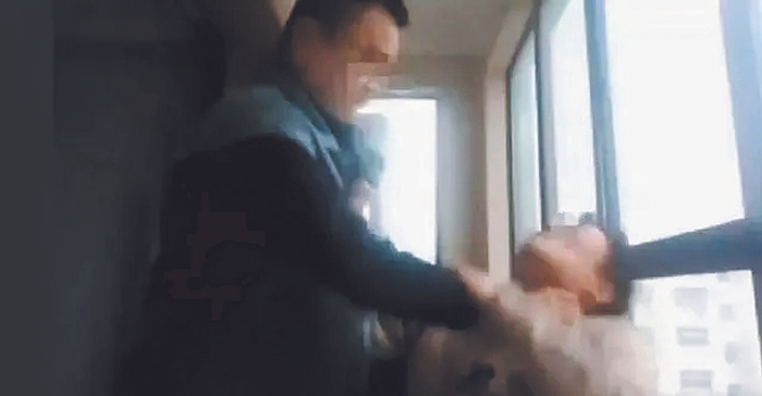  施暴者掐住女老师的脖子 视频截图