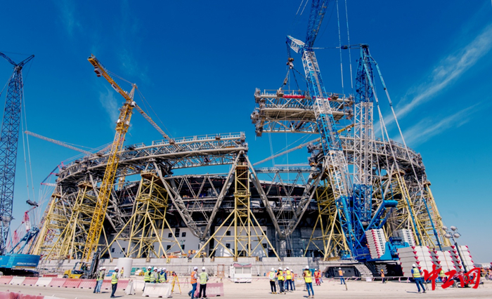 2020年2月16日，在卡塔尔多哈，卢赛尔体育场项目主体钢结构吊装完工，建筑的“马鞍形”外观成型。（铁建国际供图）
