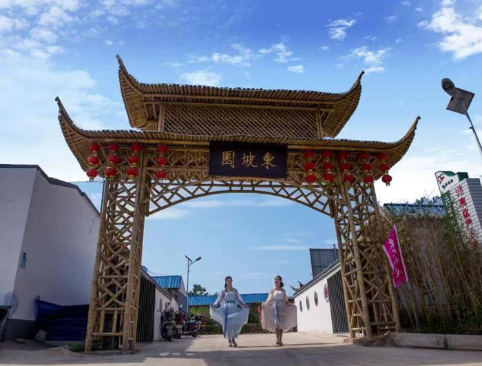 游客在东坡村游玩。 张玉 摄