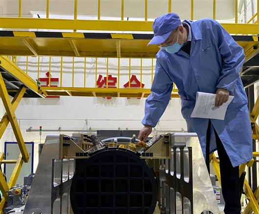 研制人员正在检查设备 受访者供图 