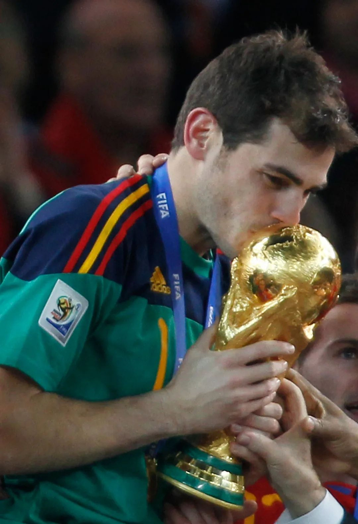 2010年7月11日，西班牙队队长卡西利亚斯在2010南非世界杯足球赛决赛颁奖仪式上亲吻大力神杯。新华社记者廖宇杰摄