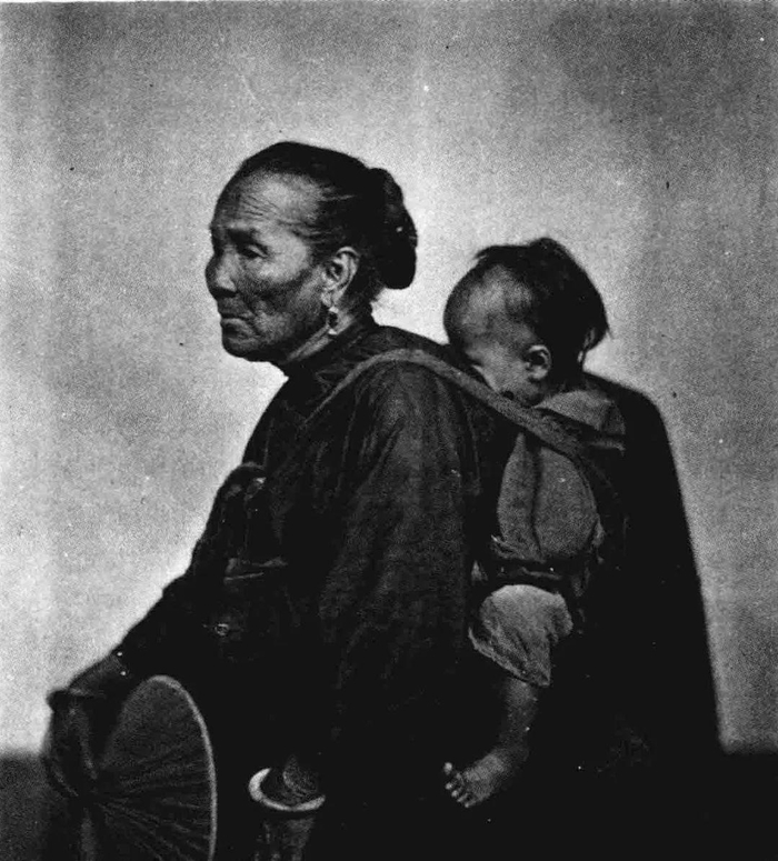 疍家老妇与小孩。