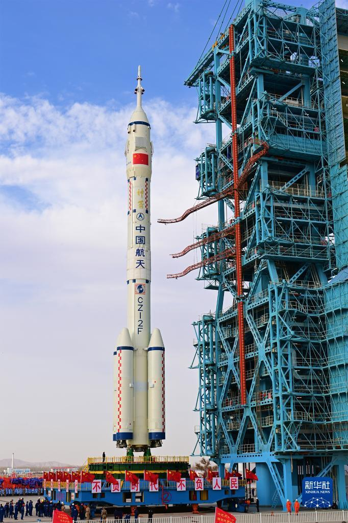 ▲11月21日，神舟十五号载人飞船与长征二号F遥十五运载火箭组合体转运至发射区。图/新华社