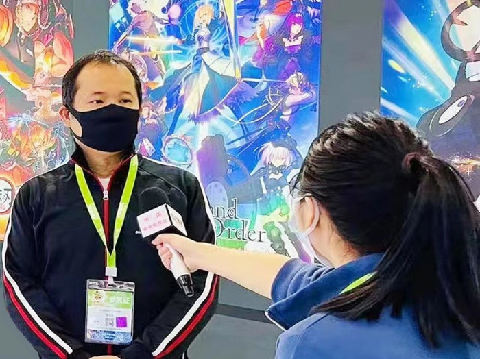 　　平山先生接受记者采访