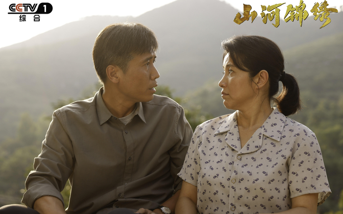 李乃文（左）和颜丙燕剧照。