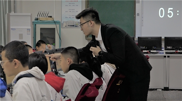 　　图2 乌鲁木齐八一中学开设人工智能课程