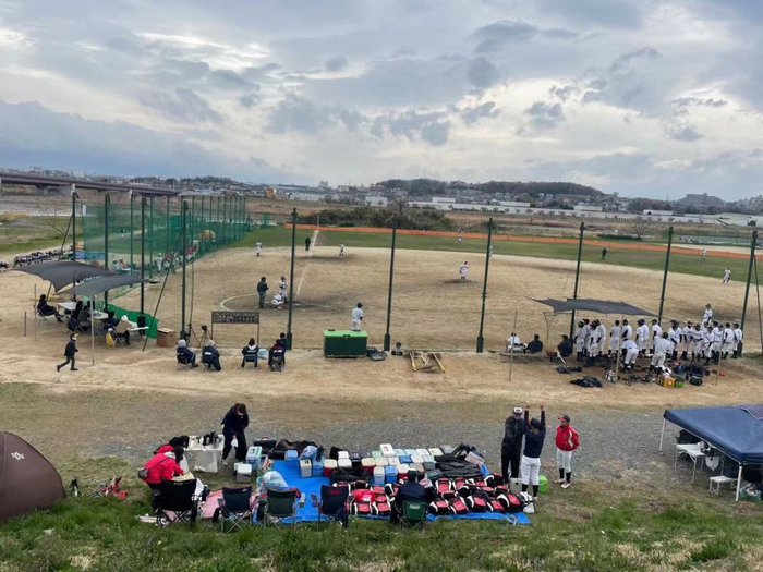 在草还没有长出来的足球场上，一群孩子飞沙走石，场面壮观 图片来源：新华社