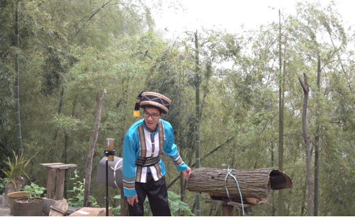 图为廖遗雄直播推介富川旅游。