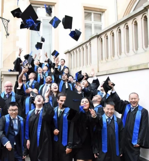 　　舒凌院长在德国法兰克福大学牙医学院研究生学习期间