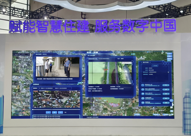 　　▲RunCity智慧城管与运营服务平台——“蓝麒麟”一体化指挥调度系统亮相中国电信展区大屏