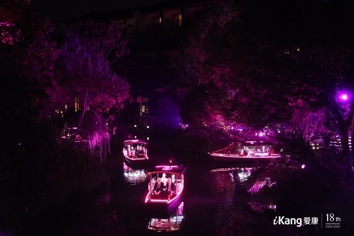 　　荡漾在西溪里的粉色小船