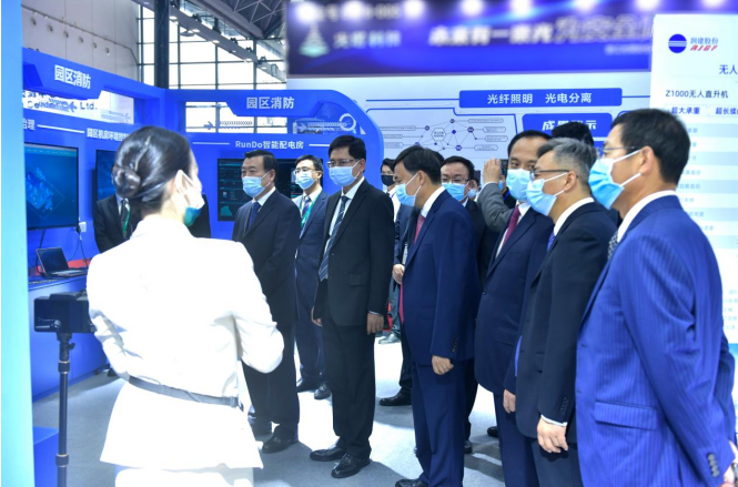 　　▲ 倪虹部长、刘宁书记、蓝天立主席等领导一行莅临润建股份建博会展区参观指导
