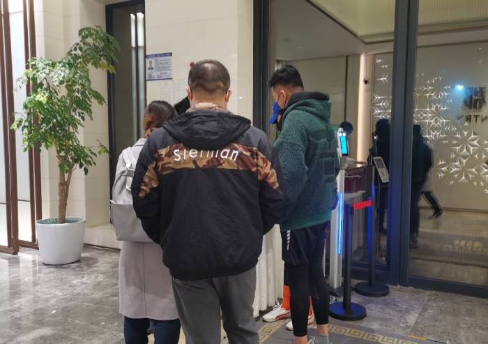 下午6点左右金悦郡售楼部门口登记人员情况。 董红艳/摄