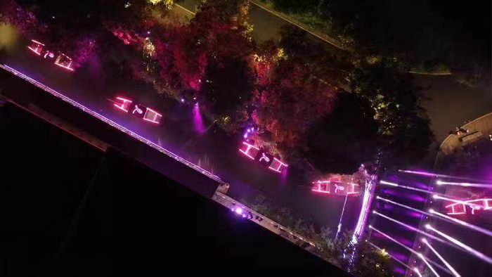 　　西溪被粉红灯光点亮