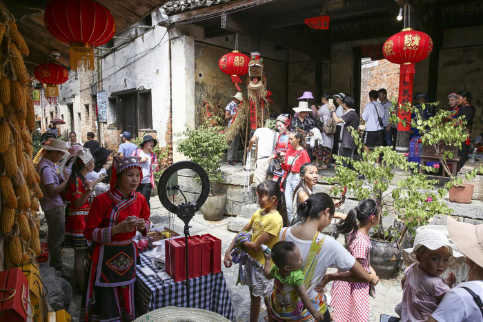 图为富川当地主播直播带货。