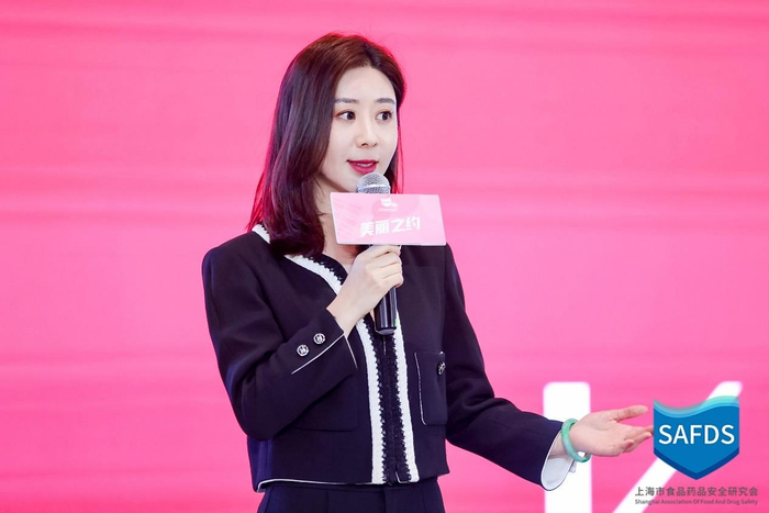 　　图注：上美集团副总裁刘明分享韩束《致同龄人》广告案例