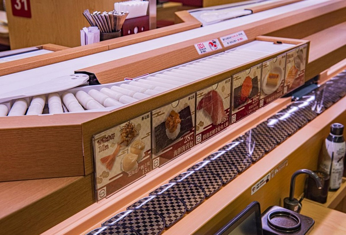 　　图2：寿司郎差异化地使用2条传送带，为点餐的食客迅速传送专属菜品