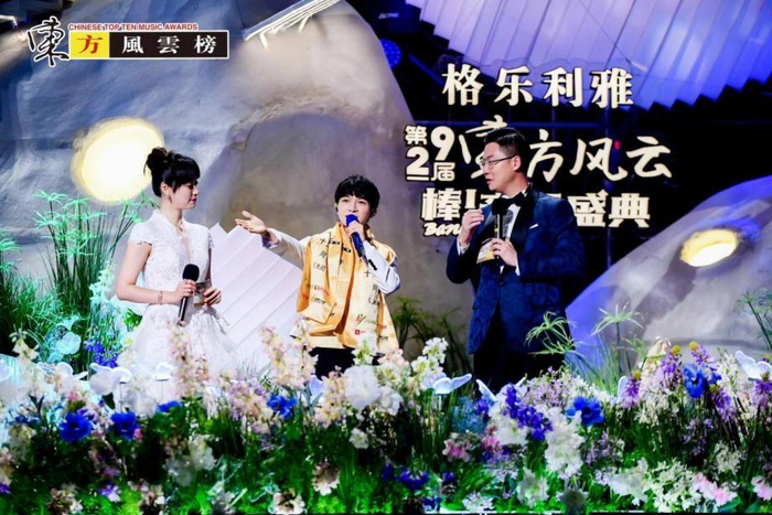 　　艺人周深在格乐利雅·第29届东方风云榜音乐盛典<白色星球>颁奖舞台