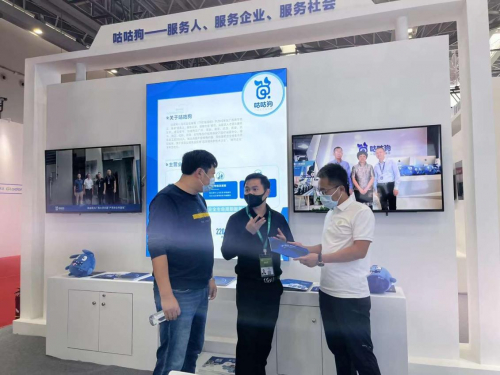 　　不少到访者对咕咕狗兴趣浓厚