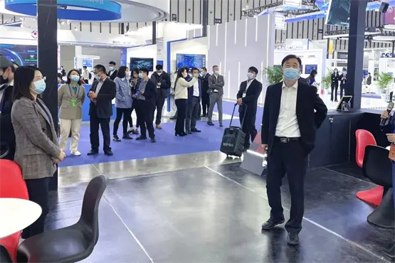 江苏省工信厅副厅长池宇莅临天洑展台